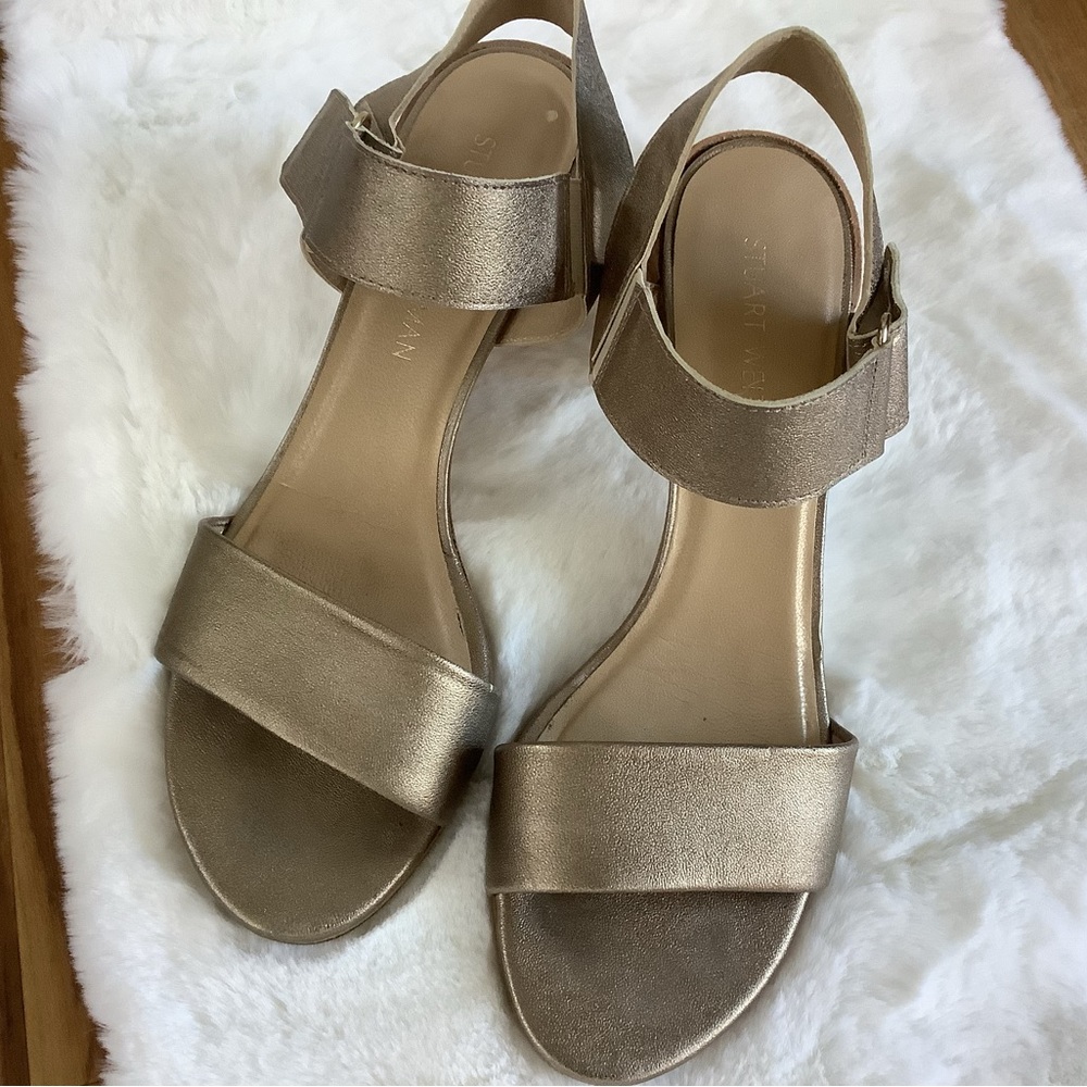 Stuart Wietzman Women’s Broadband City Sandal in Gold/Taupe 9.5 Box Included